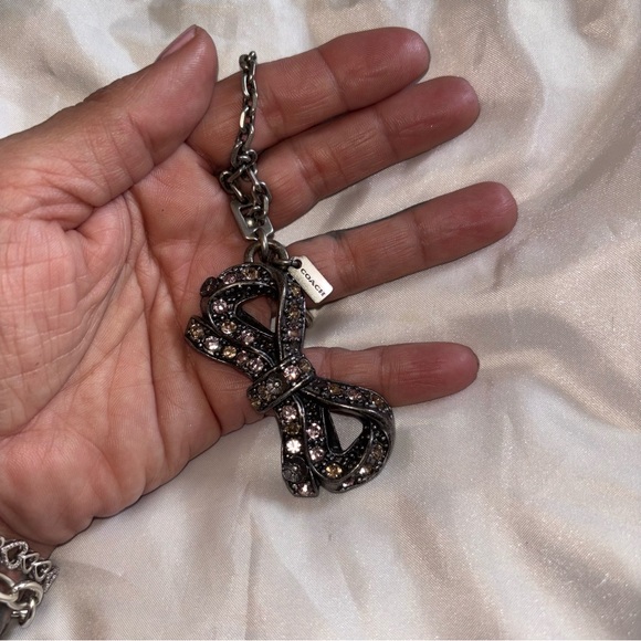 Coach Selena Bow Bag Charm, embellished with Tea Rose 2018 Limited Edition - Picture 15 of 16